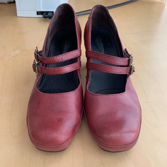 Clarks Burgundy Heels with double T-Strap - Picture 5 of 6
